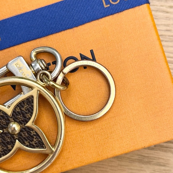 LOUIS VUITTON 2022 Puzzle Flower Monogram Keyring - Picture 12 of 15